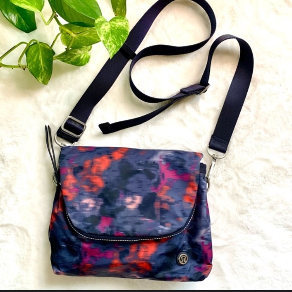 Like new Lululemon Party Om Bag simple blooms